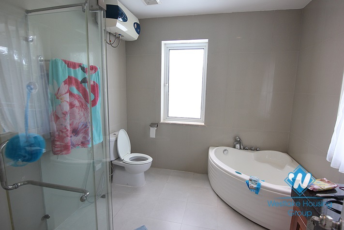 Splendid villa for rent on the lake in Tay Ho, Hanoi 
